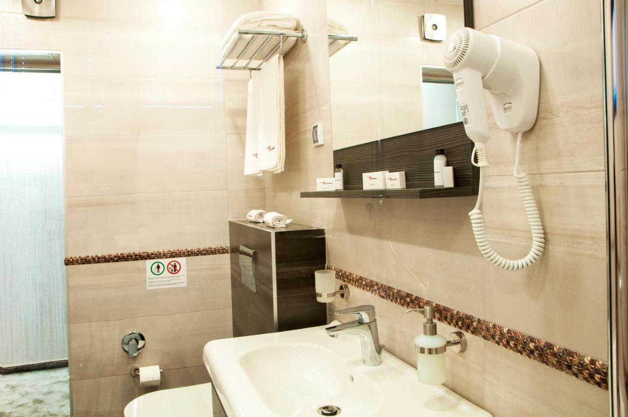 Family Hotel Business Club Shumen Exteriör bild