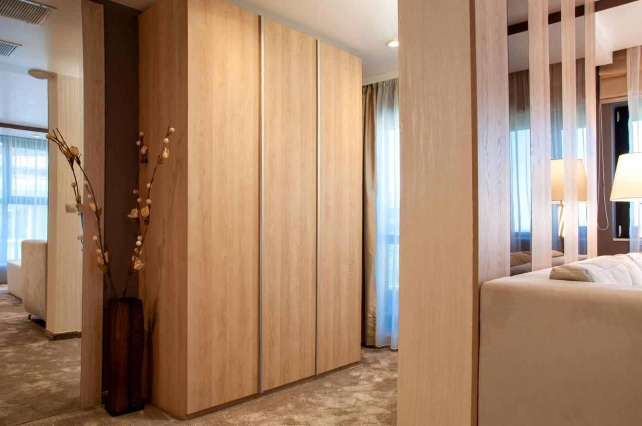 Family Hotel Business Club Shumen Exteriör bild
